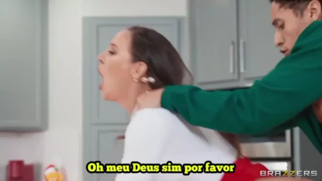 Vídeo picante com o bonitão quebrando tudo na cozinha enquanto a rainha assiste!
