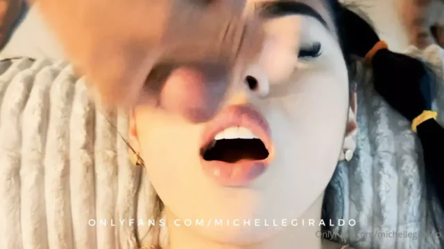 Michelle Giraldo levando uma rebolada e sendo agraciada na boca
