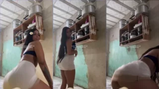 India Mathias peladinha, mostrando todo seu rebolado