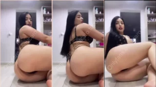 Carolina Tobon tá lá, sentadinha, dando uma provocadinha ao abrir as pernas