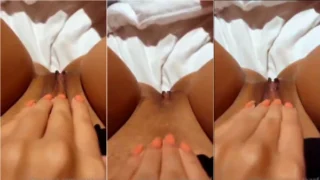 Erycka se divertindo com seu doce do prazer