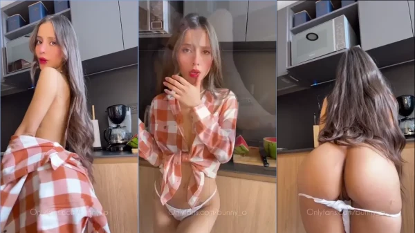 Bunny_o, a ousada, se divertindo sozinha na cozinha e chegando ao clímax