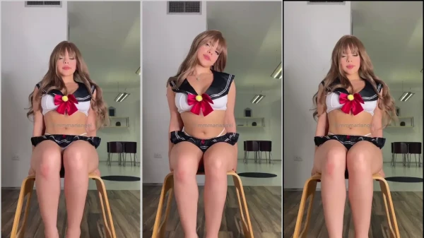 Mariangel gravando um vídeo com o decote à mostra enquanto se ajeita na cadeira