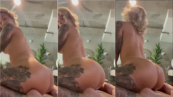 Ashley Resch, a morena tatuada, arrasando no OnlyFans com seu rebolado incrível!