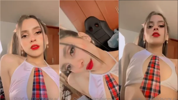 Bunny, toda maravilhosa, jogando charme com uma carinha de travessa