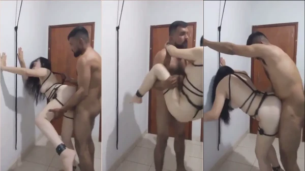 Cavalona se divertindo de pé com o boy!