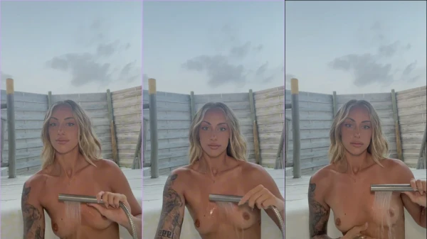 Kaye, a loira cheia de tattoo, toda ensopada