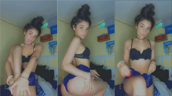 Momento hot da Mackenzie Jones só de calcinha e sutiã