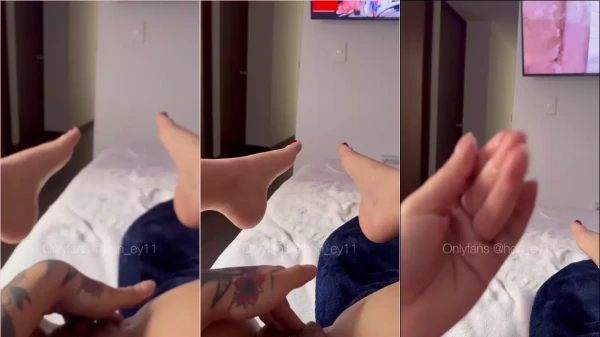 A gata mostrou o melzinho da xota