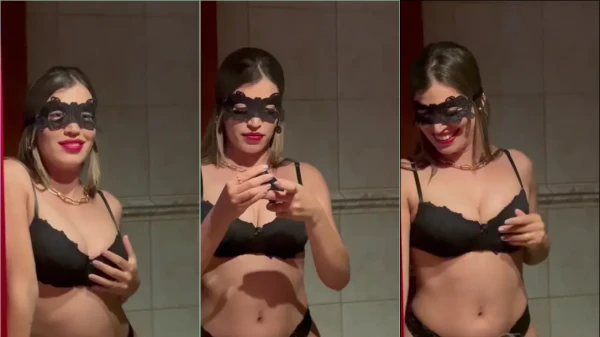 Carol Atrois, toda de loira e com uma máscara, se mostrando em um vídeo bem ousado no banheiro, cheia de atitude!