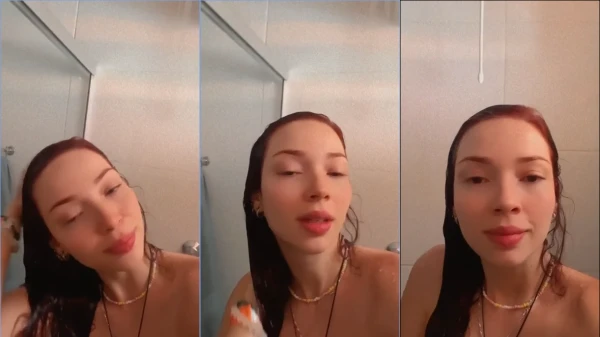 Cibelly Ferreira, a famosa, causando ao ser flagrada pelada enquanto toma um banho