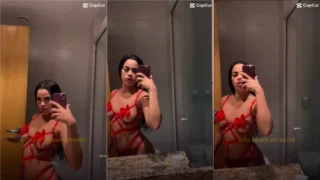 Dá uma olhada na Ariane Coowper cheia de charme com uma calcinha vermelha!