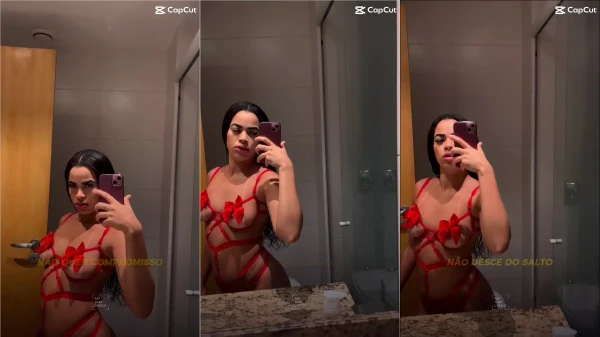 Dá uma olhada na Ariane Coowper cheia de charme com uma calcinha vermelha!