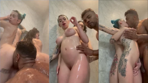 Deusa Riley, maravilhosa e sem roupa, aproveitando com as amigas