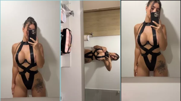 Iris Rodriguez, com seus peitões de silicone, arrasando no banheiro