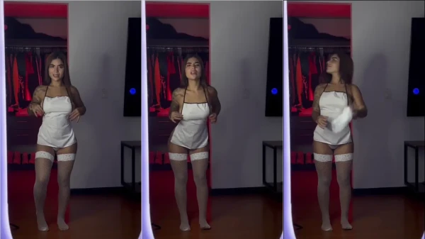 Jois Ramirezo se olhando no espelho, vestindo uma roupa super provocante