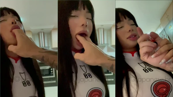 Jully Queiroz, a gostosona, se deliciando com os dedos do boy