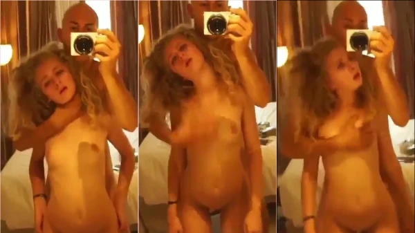 Loirinha safada se jogando no careca esperto