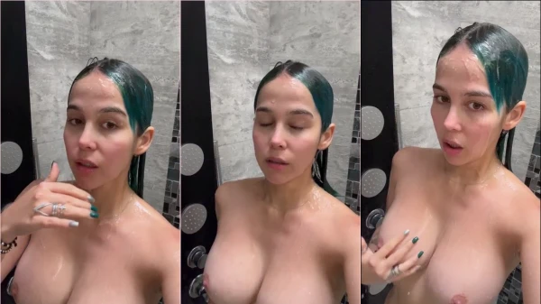 Vadia Vita Celestine dando um show pelada enquanto toma seu banho