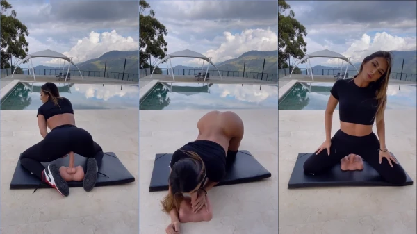 A incrível Nia Cruz se jogando na diversão com o brinquedinho na beira da piscina.