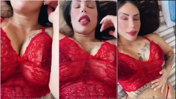 Anny Alves, toda sexy de calcinha vermelha, se provocando