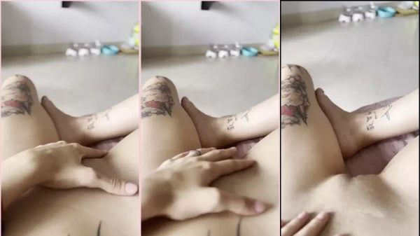 Janys, a ousada caseirinha, aparece no vídeo se arrumando de um jeito bem gostoso