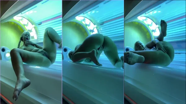 Krissy Kummins, toda animada, se diverte na cabine de bronzeamento