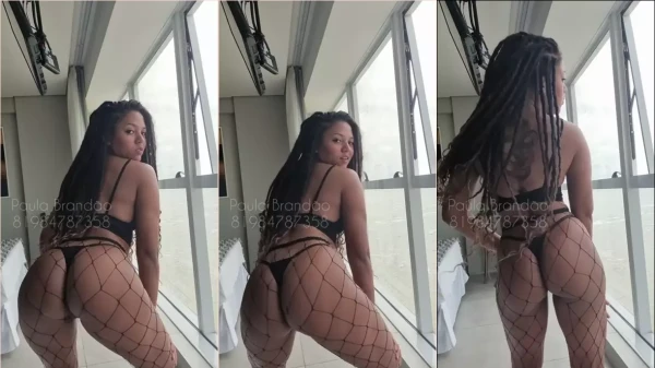 Paula Brandão de calcinha e sutiã sacudindo o bumbum