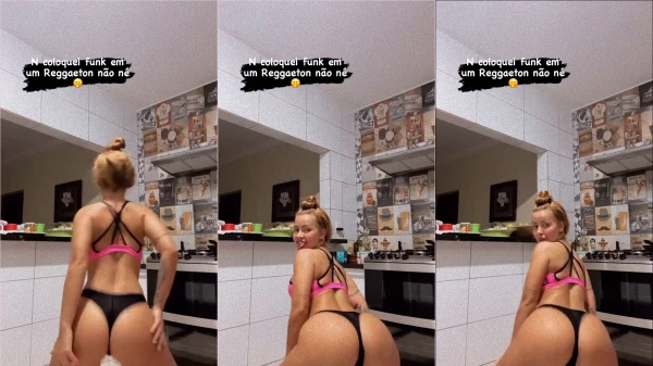 Ruivinha maravilhosa arrasando com seu conjunto de calcinha