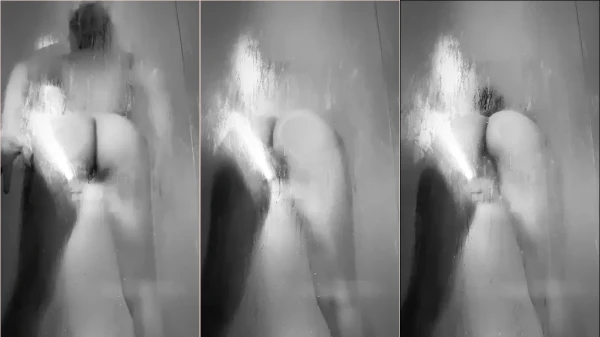 Silvanamm em um vídeo caseiro mostrando o bundão enquanto toma banho