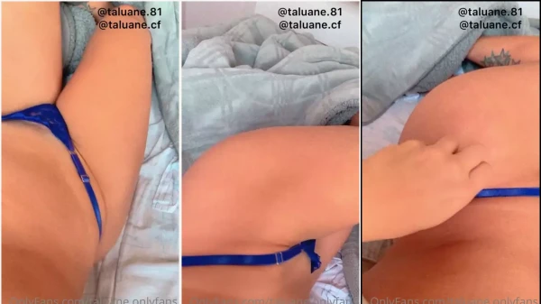 Taluane de calcinha azul mostrando sua silhueta sarada
